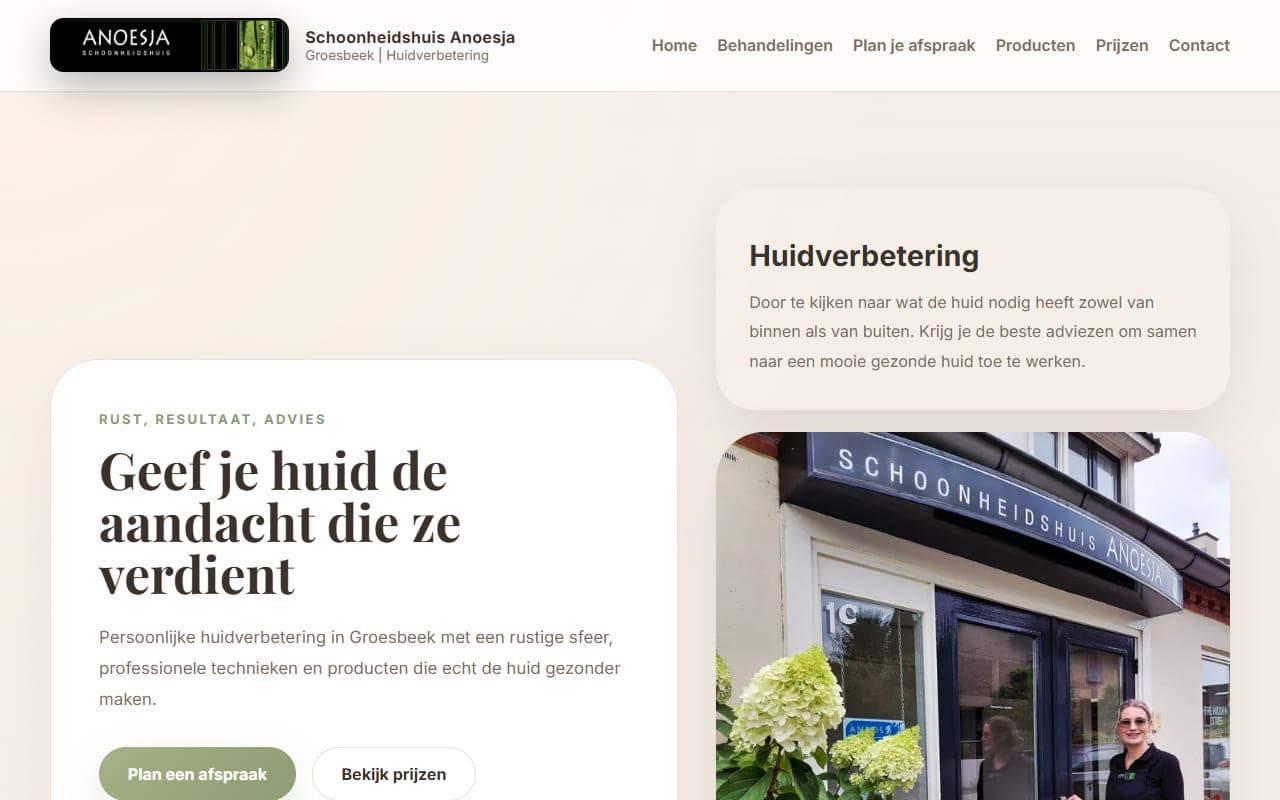De homepage van anoesja.nl met de voorgevel van de salon en de knop om een afspraak te plannen
